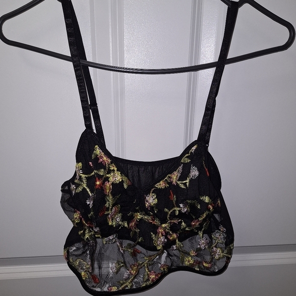 An unbranded lacy bralette in a size 2XL. Pre-loved and in great condition. - Picture 2 of 4